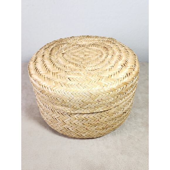 Handwoven Wicker Basket Rounded Storage w/ Lid 9" x 6" Home Decor Vintage - Picture 1 of 13